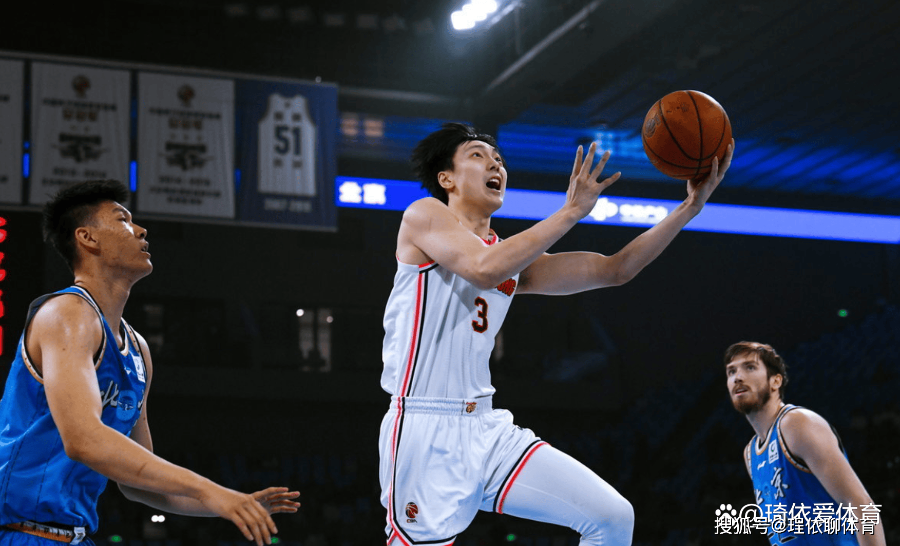 注目球员在国内篮球联赛季后赛中大放异彩