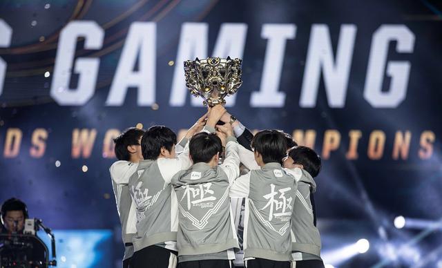 JackeyLove重返赛场，比赛规则变更首场状态出色，湖人观众沸腾！